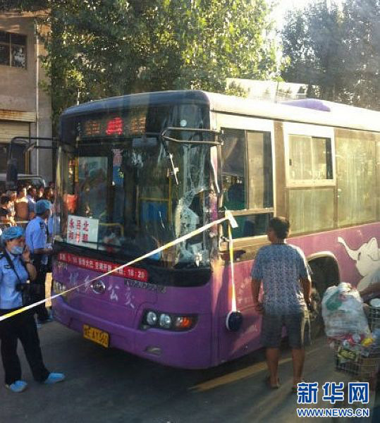 При ограблении автобуса в Аньяне провинции Хэнань 2 человека были убиты, 13 ранены (3)