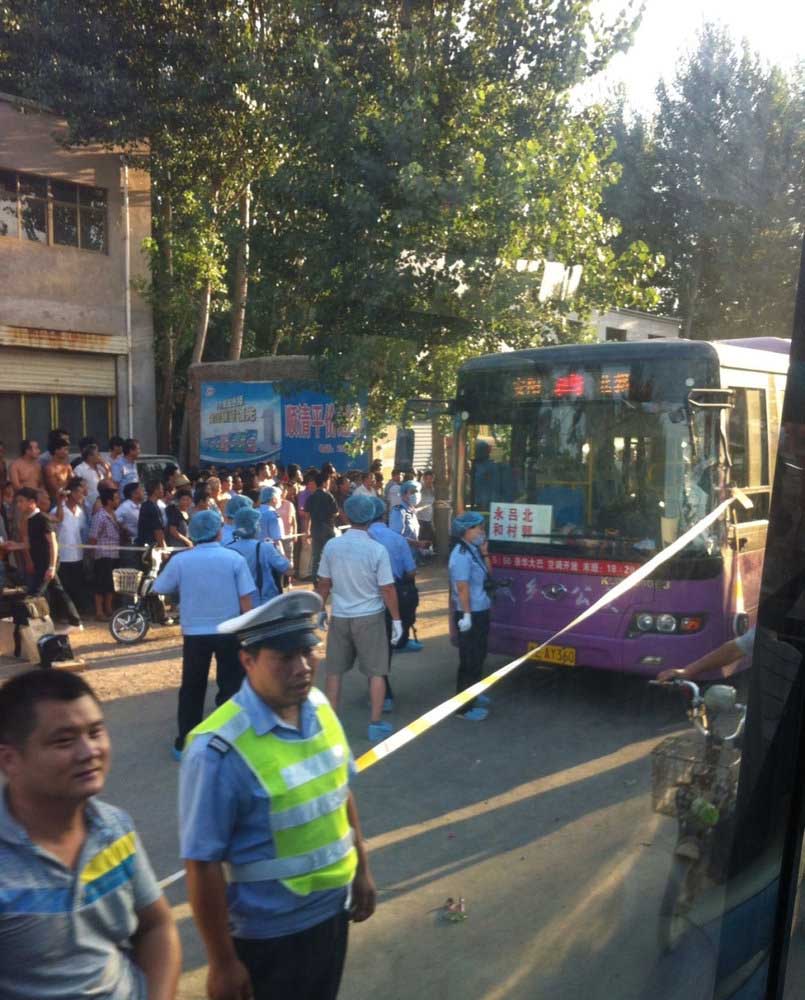 При ограблении автобуса в Аньяне провинции Хэнань 2 человека были убиты, 13 ранены