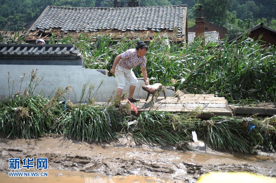 Число жертв наводнения в г. Фушунь достигло 54 человек (4)