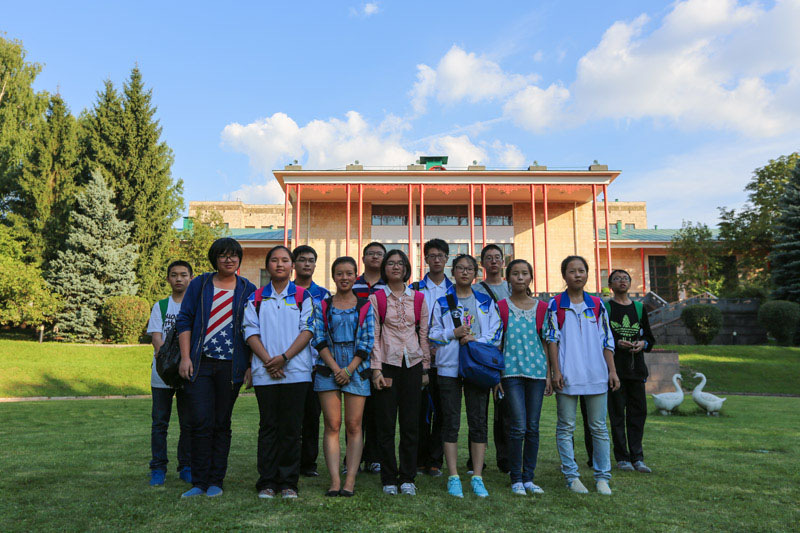 Делегация детей погибших миционеров Китая проводит экскурсию по Посольству Китая в России