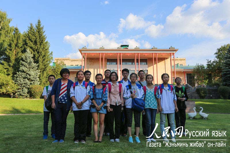 Делегация детей погибших полицейских Китая принимает участие в экскурсии по Посольству КНР в России