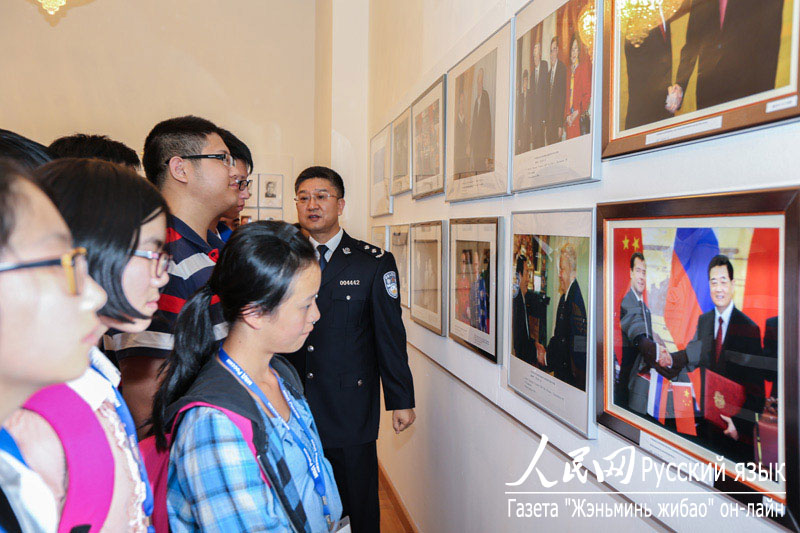 Делегация детей погибших полицейских Китая принимает участие в экскурсии по Посольству КНР в России