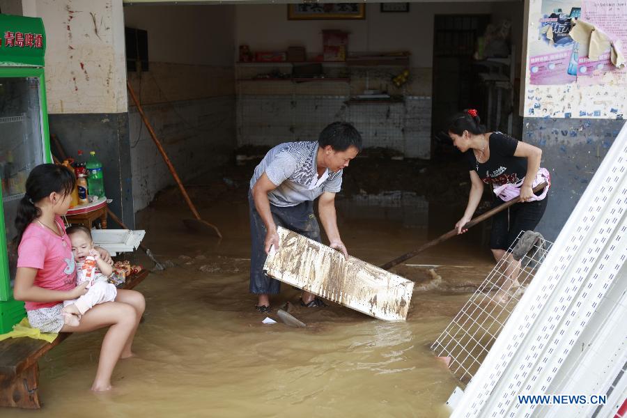 На юго-западе Китая от урагана "Утор" пострадали 1,28 млн человек, 15 -- погибли (5)