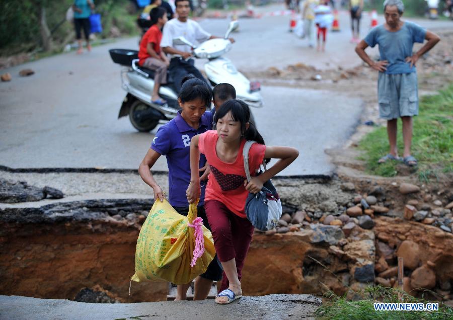 На юго-западе Китая от урагана "Утор" пострадали 1,28 млн человек, 15 -- погибли