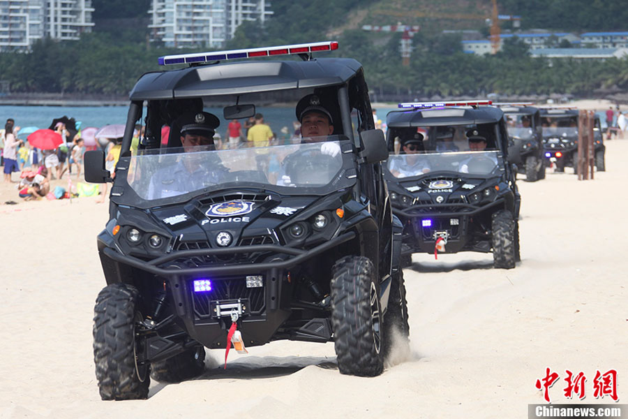 В городе Санья появились новые полицейские пляжные машины Багги