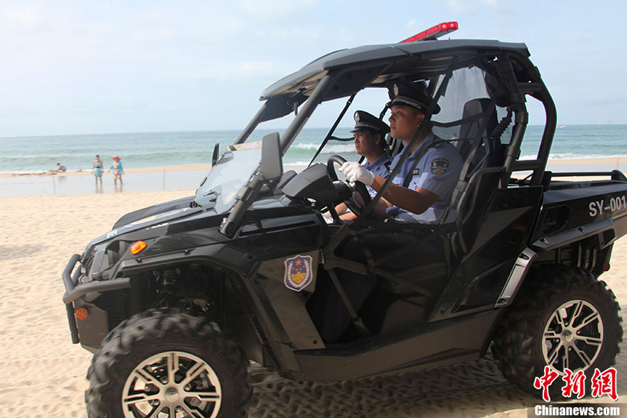 В городе Санья появились новые полицейские пляжные машины Багги (2)