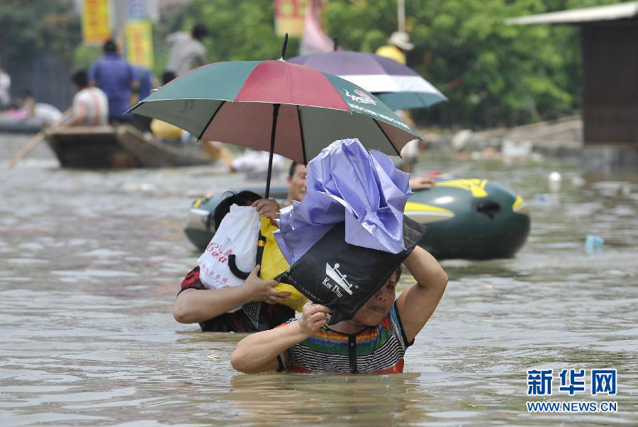 Жители города Шаньтоу провинции Гуандун «плавают» на затопленной улице (7)