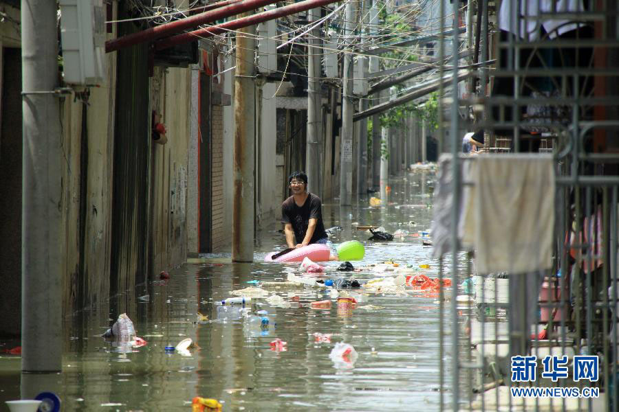Жители города Шаньтоу провинции Гуандун «плавают» на затопленной улице (2)