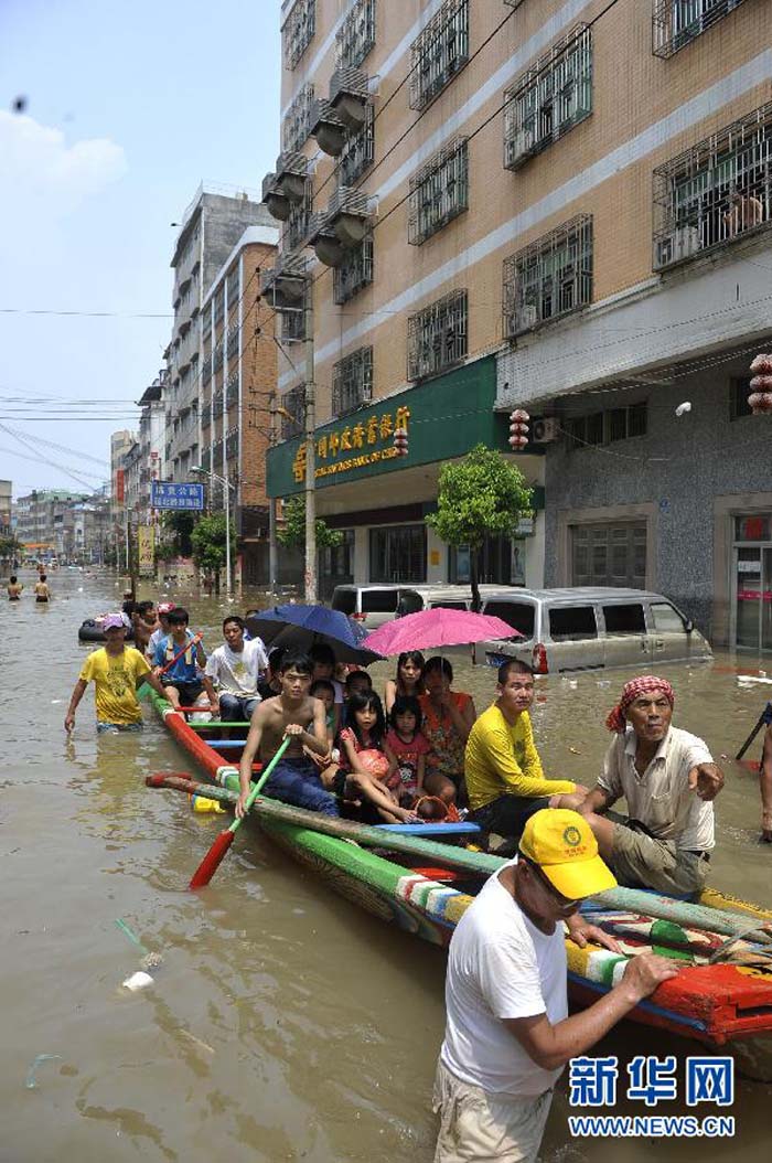 Жители города Шаньтоу провинции Гуандун «плавают» на затопленной улице (9)