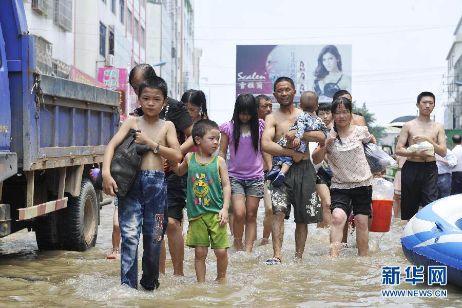 Жители города Шаньтоу провинции Гуандун «плавают» на затопленной улице