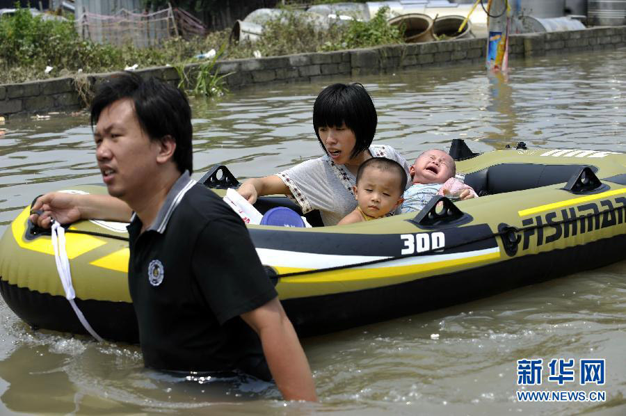 Жители города Шаньтоу провинции Гуандун «плавают» на затопленной улице (8)