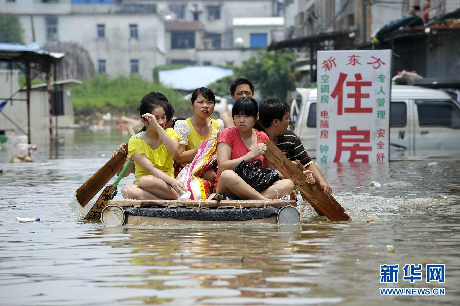 Жители города Шаньтоу провинции Гуандун «плавают» на затопленной улице (6)