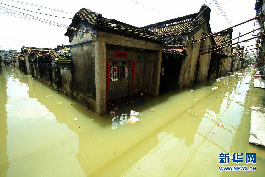 Жители города Шаньтоу провинции Гуандун «плавают» на затопленной улице (3)