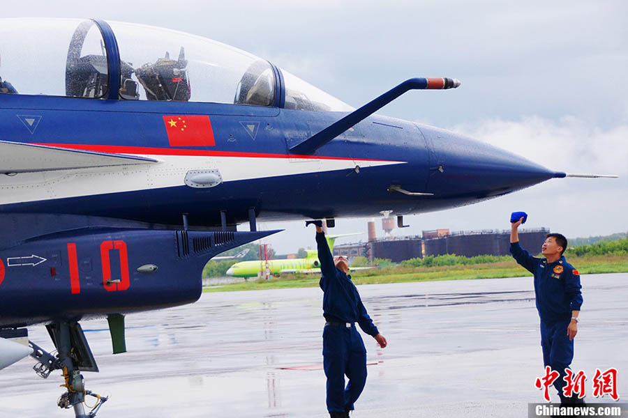 Семь самолетов для показательных выступлений J-10 китайских ВВС вылетели в Россию (2)