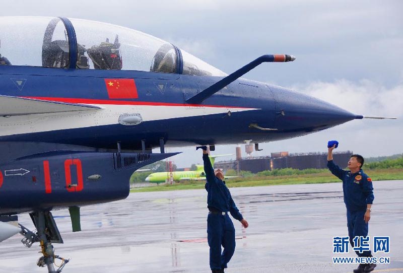 Семь истребителей J-10 ВВС НОАК прибыли в Подмосковье для участия в "МАКС-2013"
