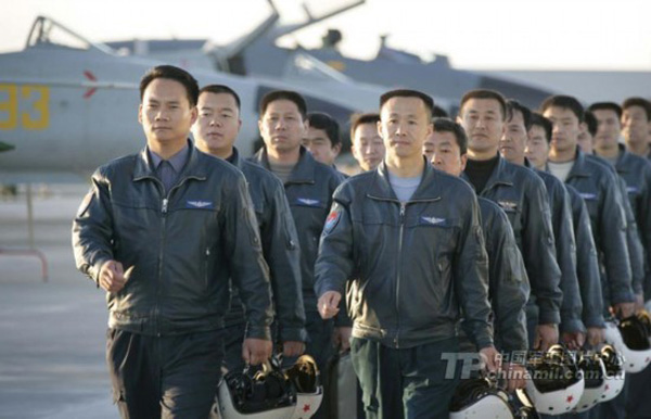 Летчики-испытатели истребителя «Цзянь-10» 