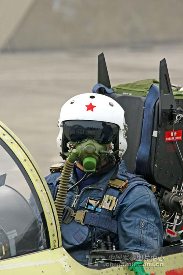Летчик-испытатель готовится к полету 