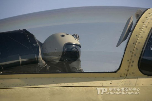 Летчик-испытатель в кабине одного нового летательного аппарата ждет приказа о взлете 