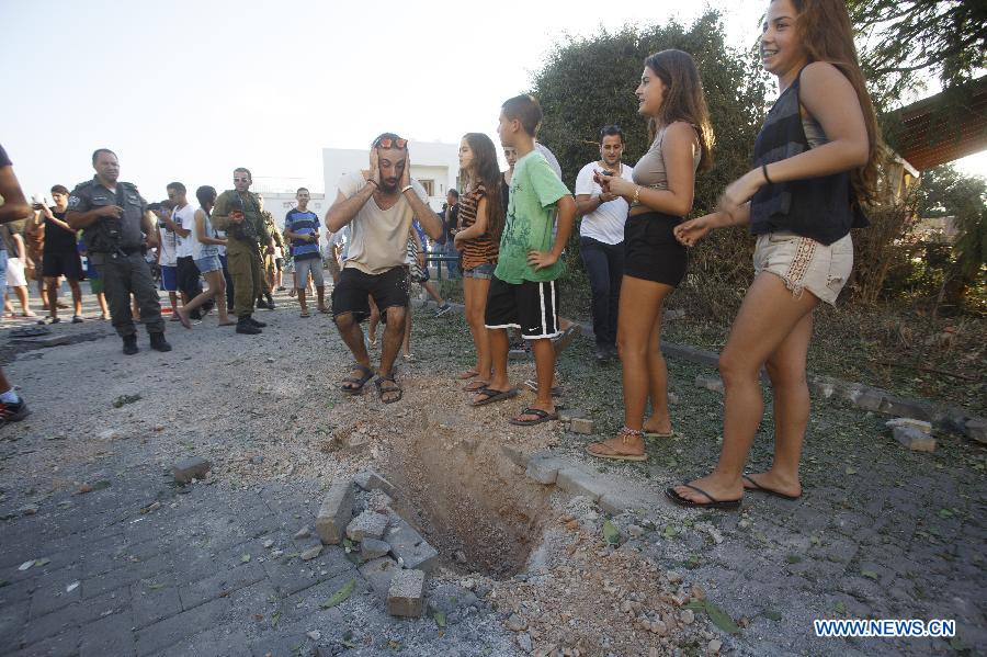 В северную часть Израиля попали 3 реактивных снаряда, сведений о жертвах не поступало -- израильская полиция (3)