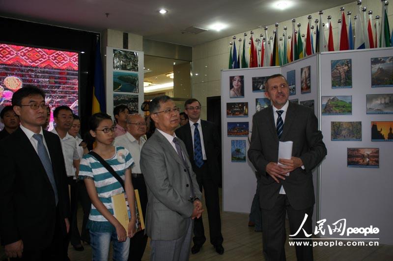 Сотрудник посольства Украины в КНР рассказывает гостям о представленных фотографиях