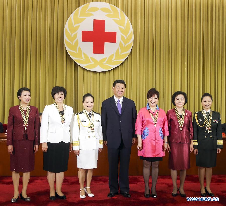 Председатель КНР Си Цзиньпин вручил 6 китайским медработникам медали имени Ф. Найтингейл