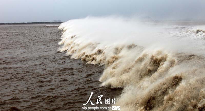 В городе Хайнин провинции Чжэцзян высокие приливы пробили речные ограждения (6)