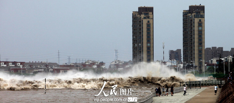 В городе Хайнин провинции Чжэцзян высокие приливы пробили речные ограждения (5)