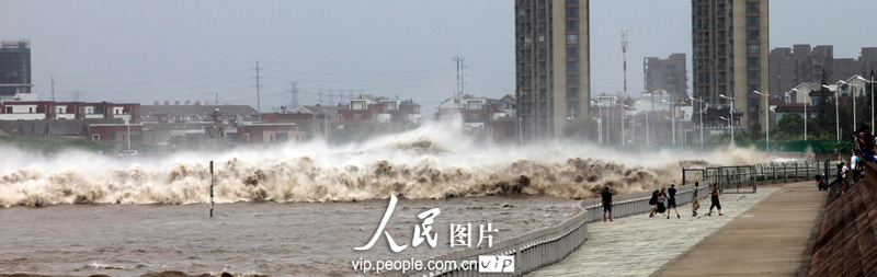 В городе Хайнин провинции Чжэцзян высокие приливы пробили речные ограждения (4)