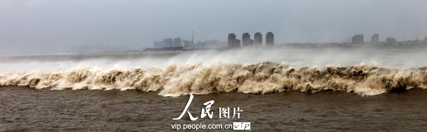 В городе Хайнин провинции Чжэцзян высокие приливы пробили речные ограждения (3)