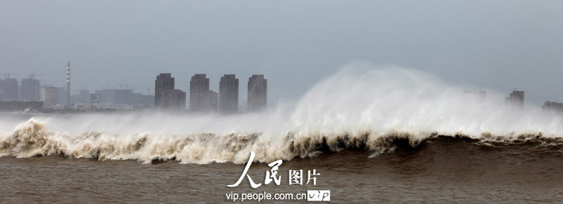 В городе Хайнин провинции Чжэцзян высокие приливы пробили речные ограждения