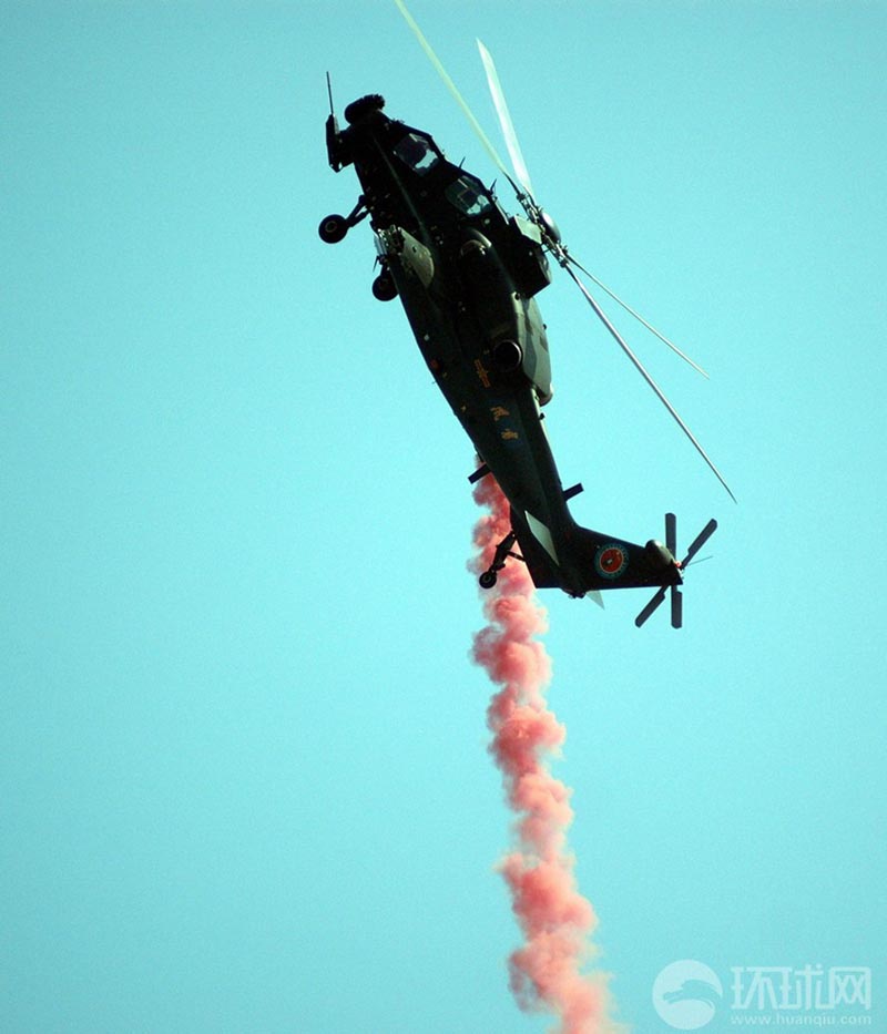 Боевой вертолет «Учжи-10» совершил сальто, техника которого сопоставима с американским вертолётом «Апач» (4)