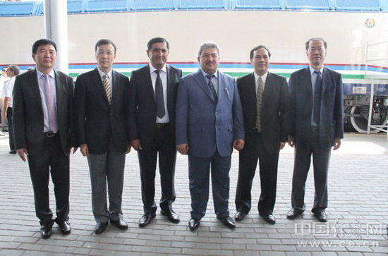 Китай передал Узбекистану первую партию грузовых электровозов (3)