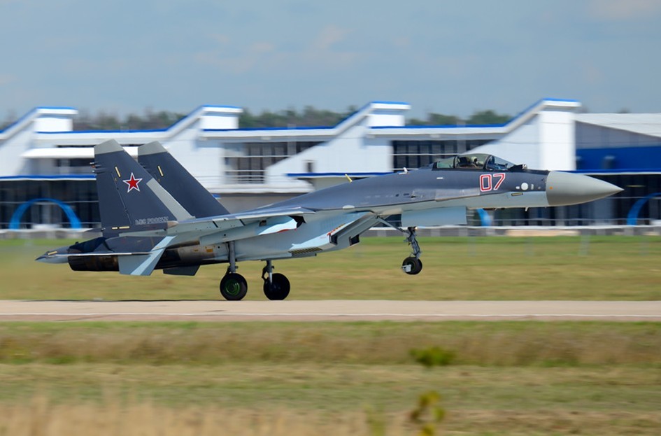 Военный самолет СУ-35 проводит генеральную репетицию