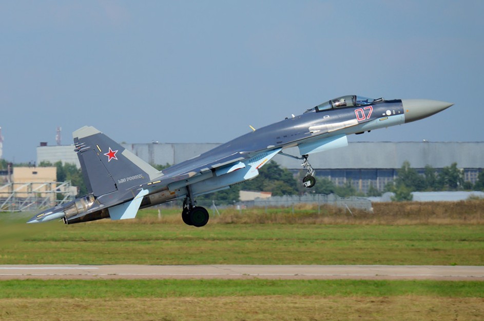 Военный самолет СУ-35 проводит генеральную репетицию