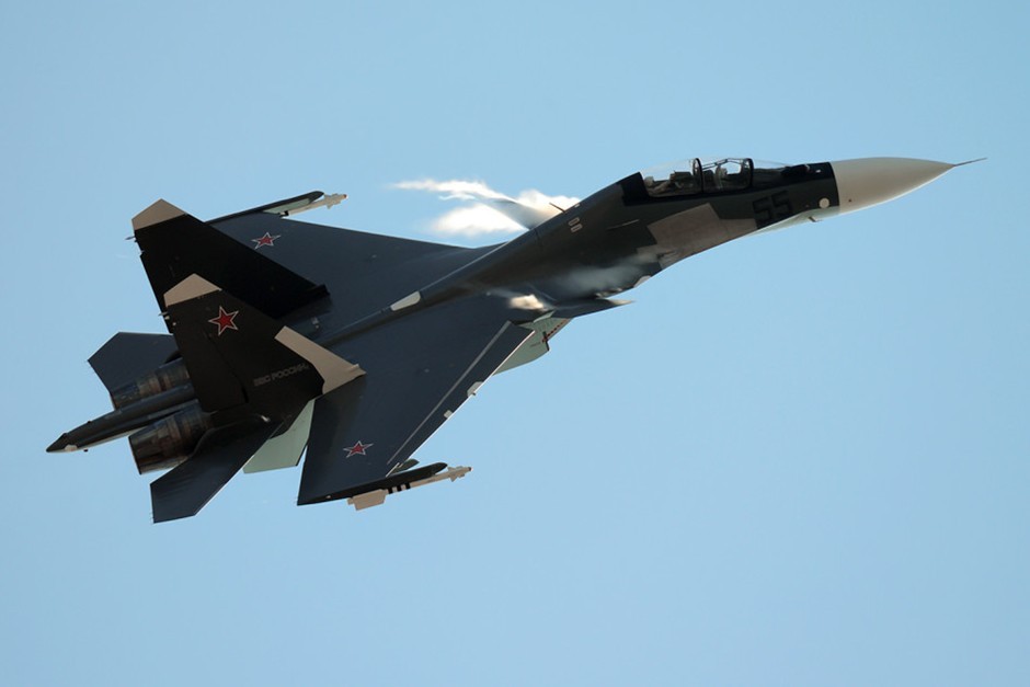 Истребитель Су-30CM совершает маневры
