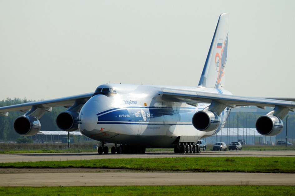 Тяжелый транспортный самолет Ту-124-100