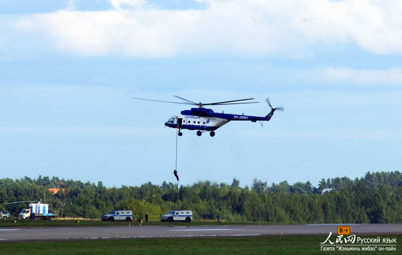 На авиасалоне МАКС-2013 вертолеты продемонстрировали программу «Тушение пожара» и «Антитеррор»