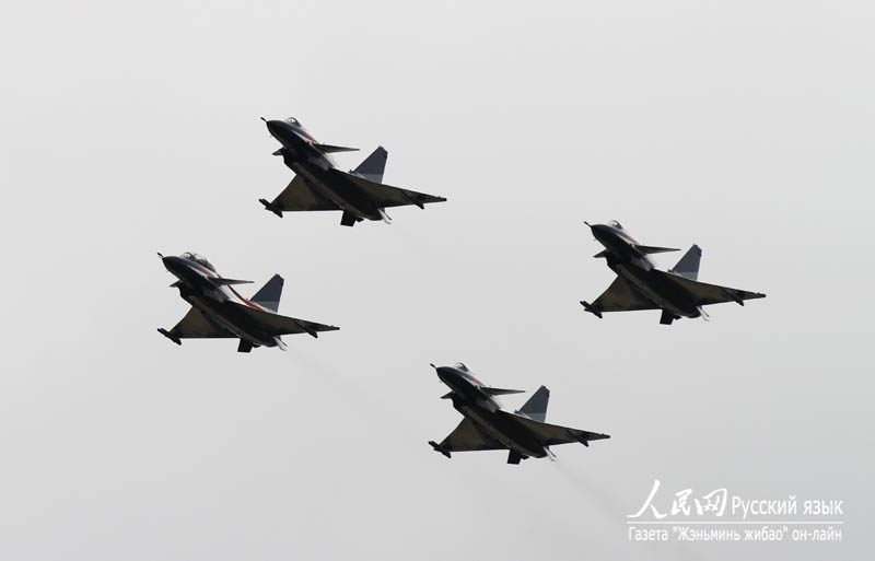 На авиасалоне МАКС-2013 впервые выступила китайская пилотажная группа «1 августа» (8)