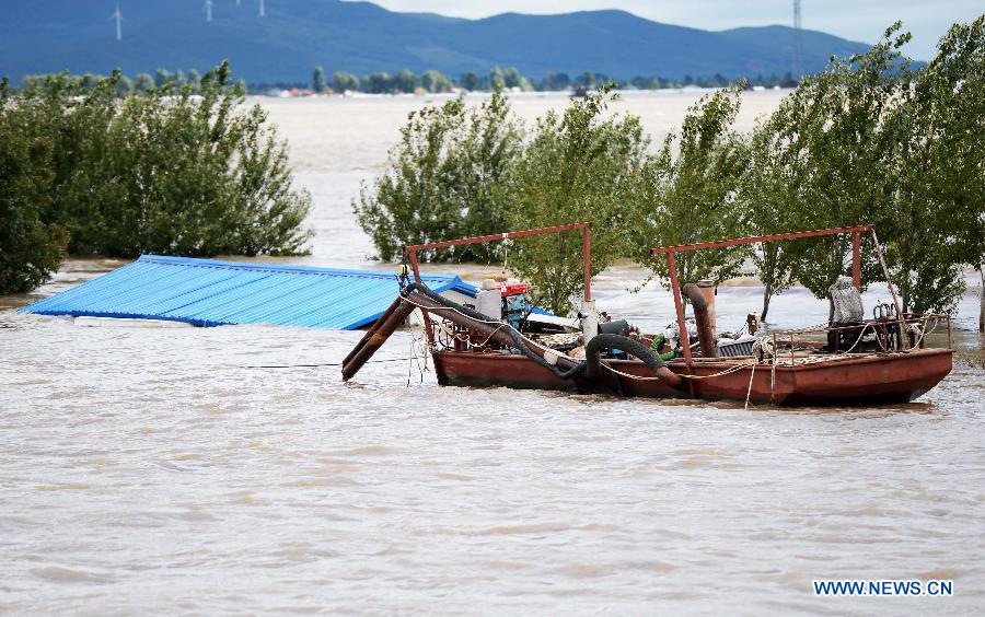 В г. Тунцзян пров. Хэйлунцзян из-за паводка эвакуированы 30 тыс человек (6)
