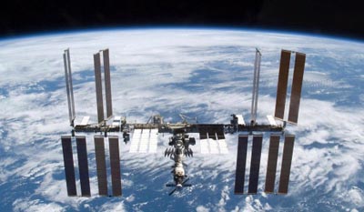 Посетители авиасалона МАКС-2013 полчаса общались с космонавтами на МКС 