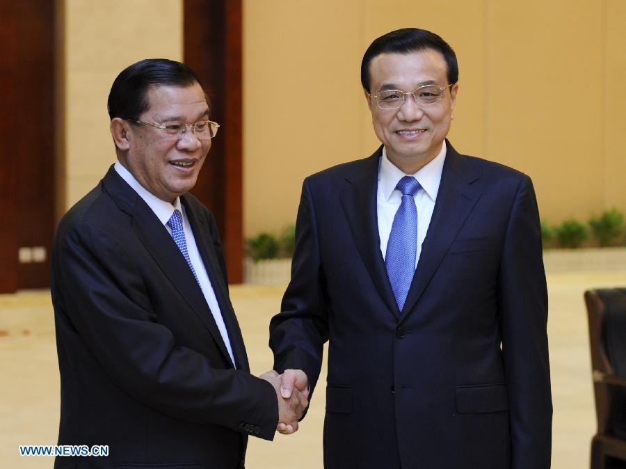 Ли Кэцян встретился с премьер-министром Камбоджи Хун Сеном 