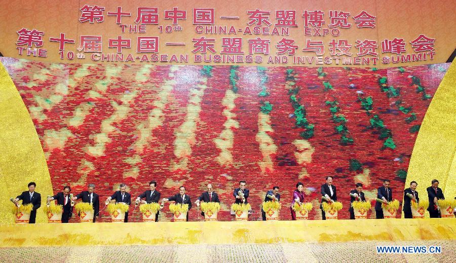 Ли Кэцян присутствовал и выступил на церемонии открытия 10-й ярмарки Китай-АСЕАН и саммита коммерции и инвестиций Китай-АСЕАН (4)
