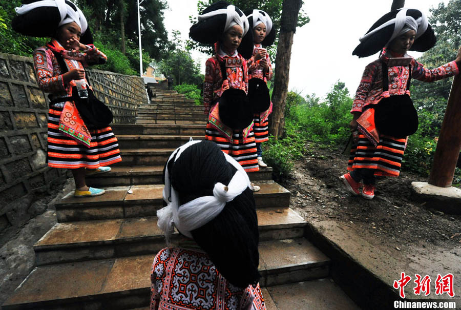 Девушки с «рогами» народности Мяо в провинции Гуйчжоу (5)