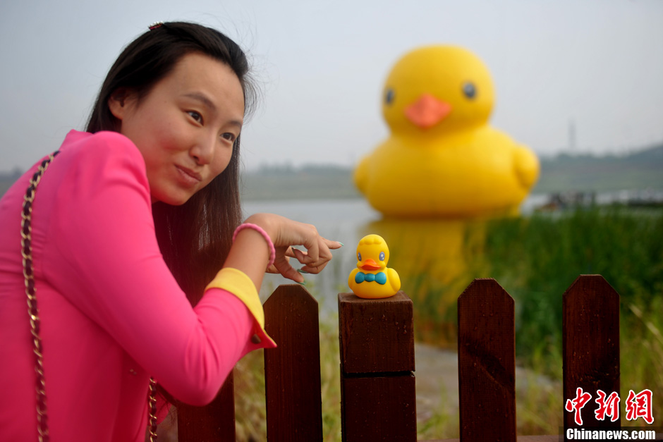 Огромная резиновая утка приплыла к парку ЭКСПО в Пекине (15)