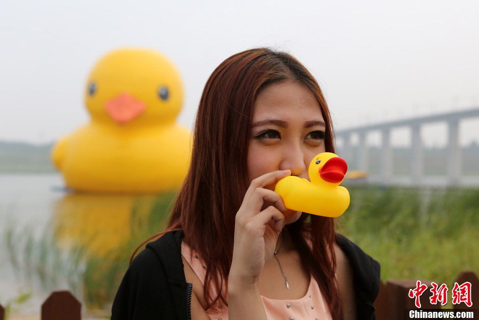 Огромная резиновая утка приплыла к парку ЭКСПО в Пекине (5)