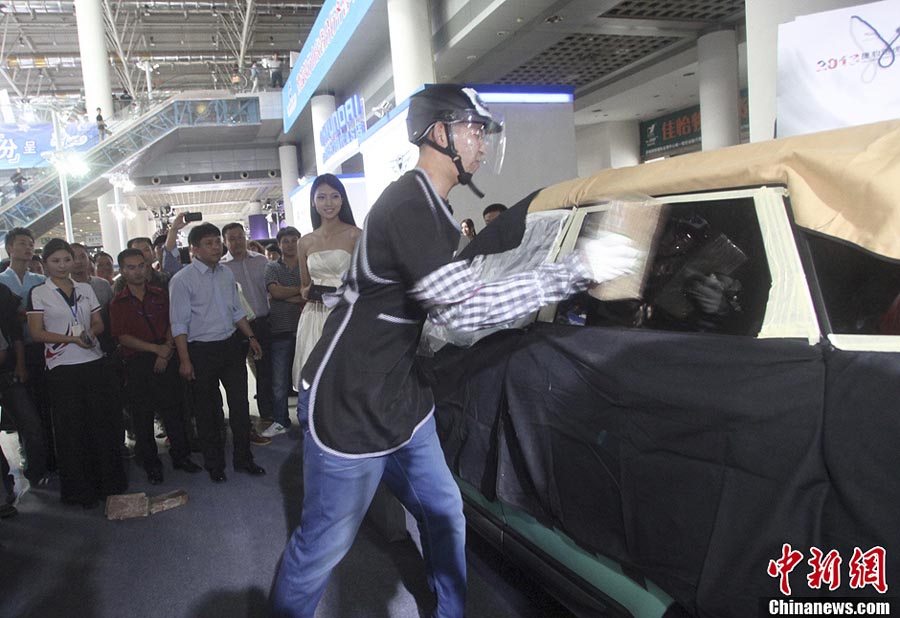 Выставка автомобилей в городе Цзинань: участникам предлагается «разбить машину» (3)