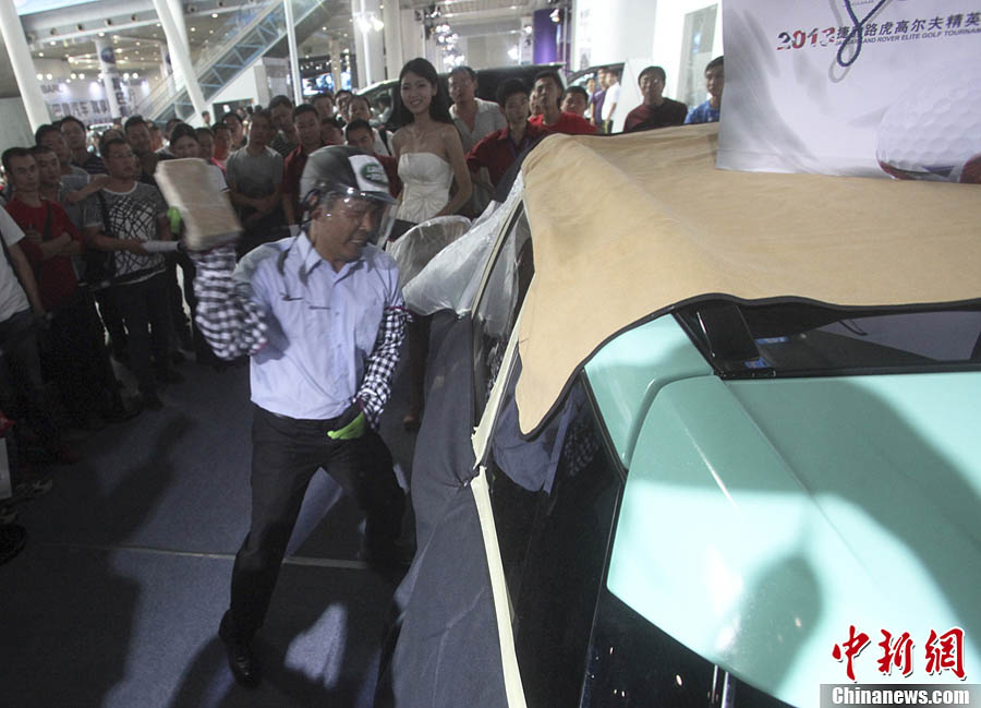 Выставка автомобилей в городе Цзинань: участникам предлагается «разбить машину»