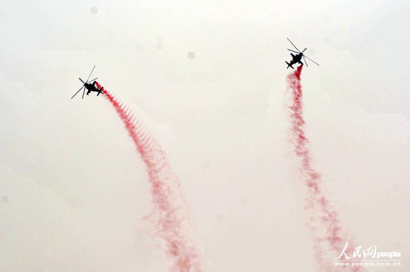 Пилотажная группа сухопутных войск Китая впервые появилась на выставке вертолетов (35)