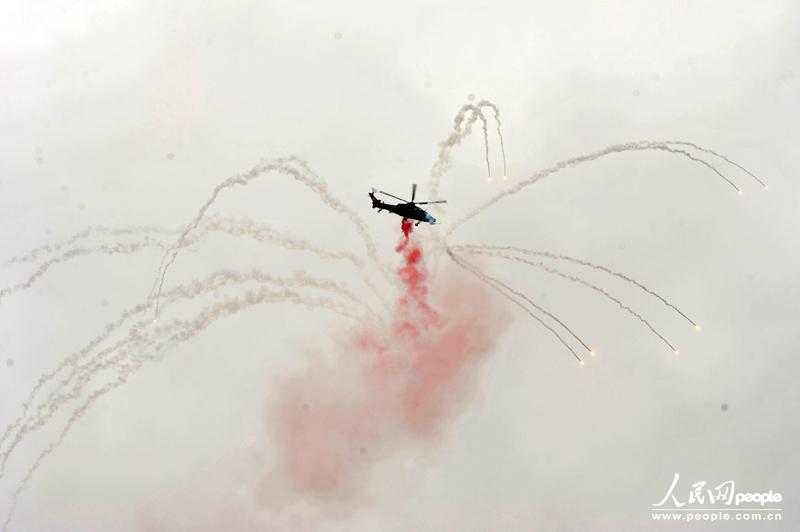 Пилотажная группа сухопутных войск Китая впервые появилась на выставке вертолетов (28)