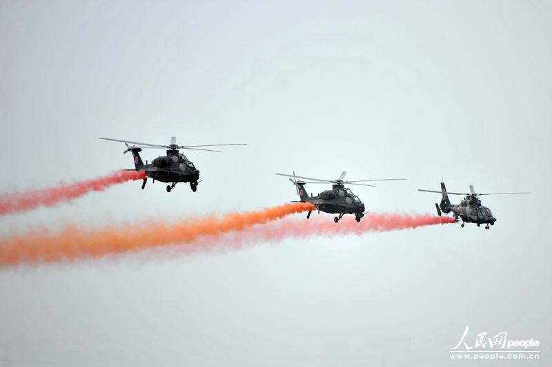 Пилотажная группа сухопутных войск Китая впервые появилась на выставке вертолетов (30)
